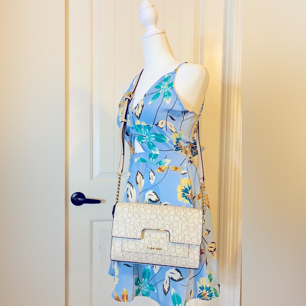 NWT CALVIN KLEIN LOGO WOMEN CROSSBODY BAG/ CLUTCH/ WOC FOR EVERYDAY CASUAL WEAR